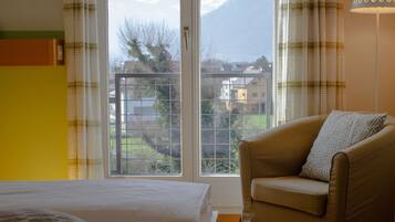 Standardværelse med dobbeltseng eller 2 enkeltsenge - bjergudsigt | Skrivebord, gratis Wi-Fi