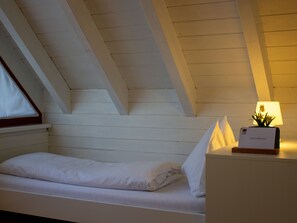 Standard Twin Room, Mountain View | Desk, free WiFi