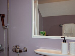 Standard Twin Room, Mountain View | Bathroom | Shower, hair dryer, towels, soap