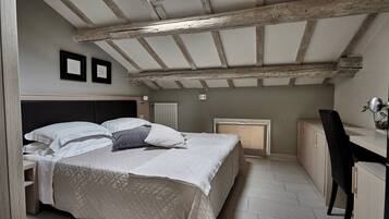Camera Matrimoniale Mansardata Standard | In-room safe, desk, free WiFi, bed sheets