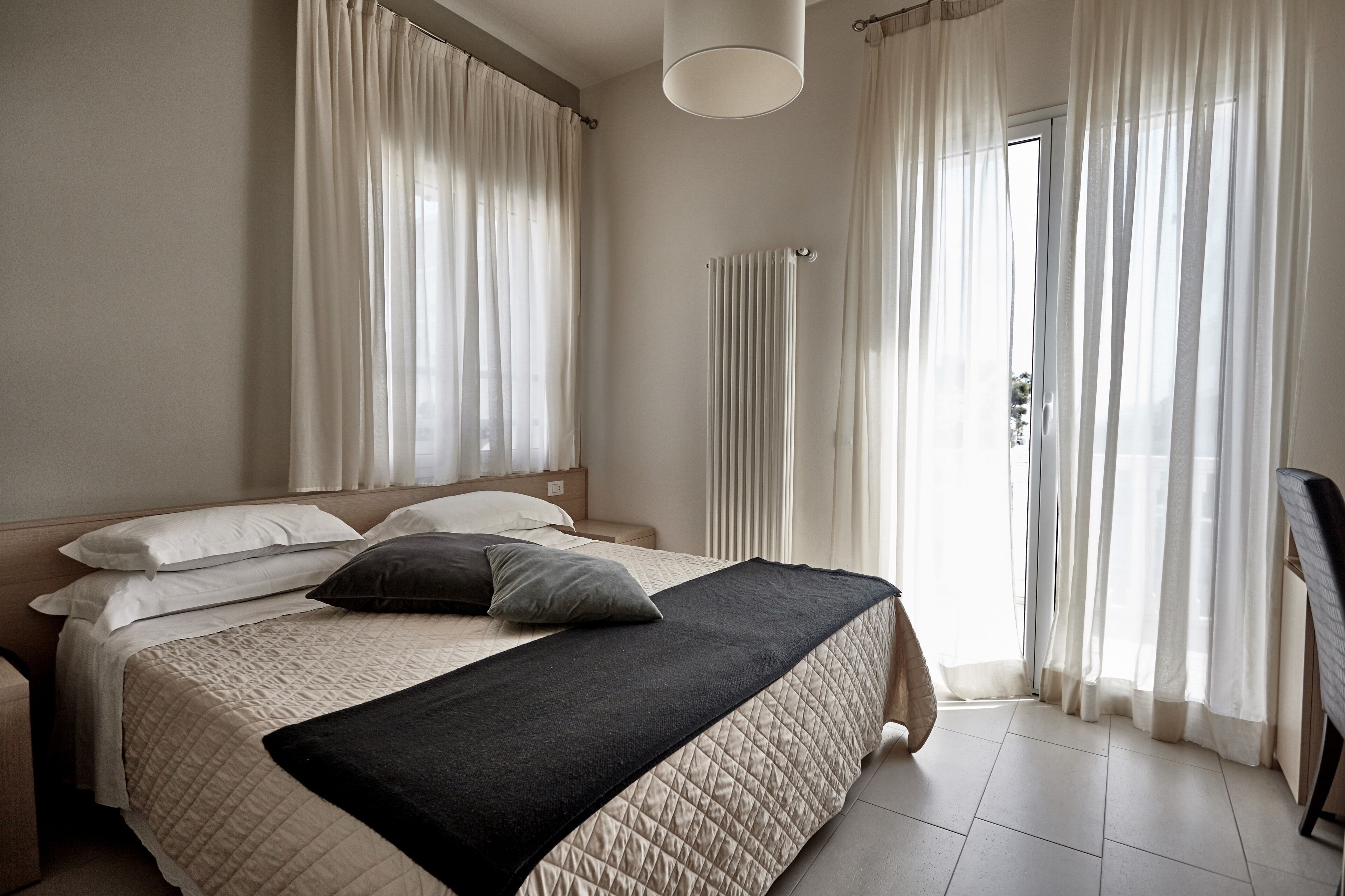 Superior-Apartment, Balkon | Zimmersafe, Schreibtisch, schallisolierte Zimmer, kostenloses WLAN