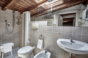 Shower, rainfall showerhead, hair dryer, bidet - Rouge Lifestyle Living Maison (Cervia)