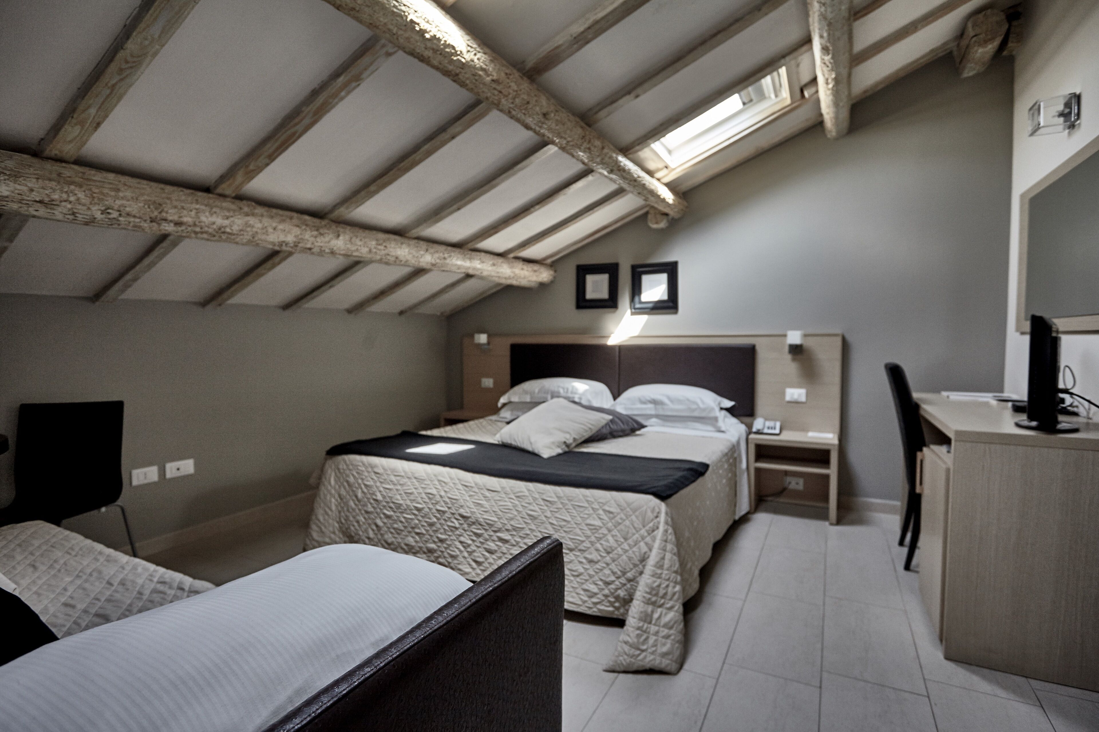 Camera Mansardata Superior | Una cassaforte in camera, una scrivania, Wi-Fi gratuito, lenzuola