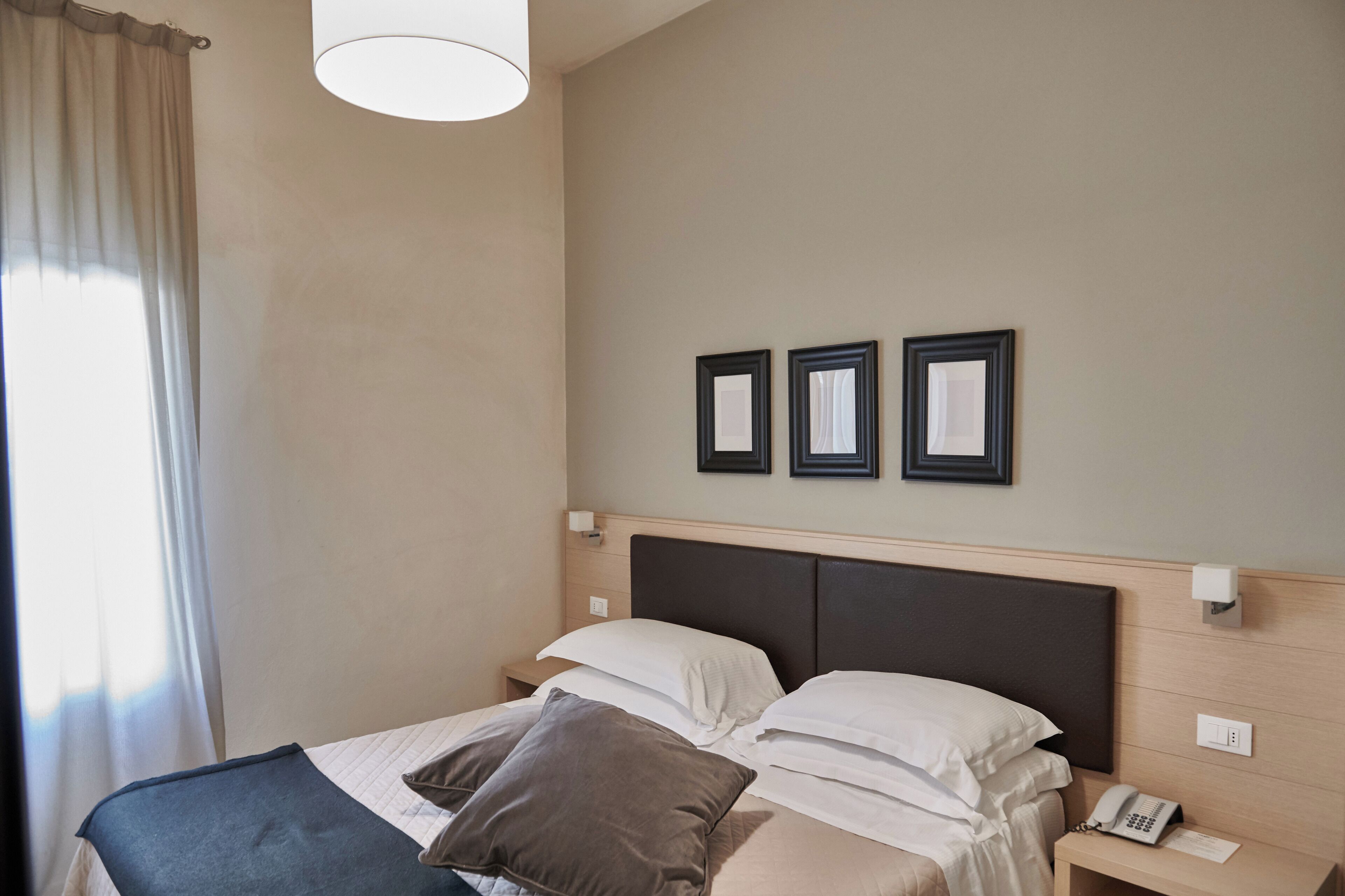 Camera King Standard | In-room safe, desk, soundproofing, free WiFi