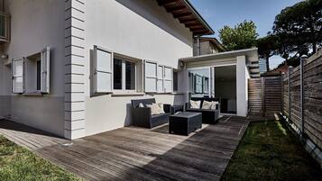 Superior Apartment, Garden View | Terrace/patio