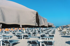 Private beach, white sand - Rouge Lifestyle Living Apartments (Cervia)