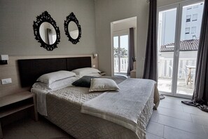 Camera King Superior con Balcone | Két bảo mật tại phòng, bàn, phòng cách âm 