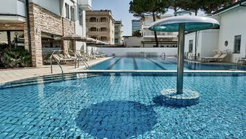 Piscine extérieure (ouverte en saison)