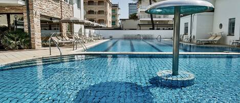 حمّام سباحة خارجي موسمي