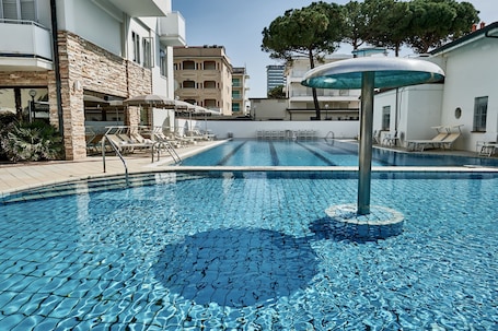 Una piscina al aire libre de temporada