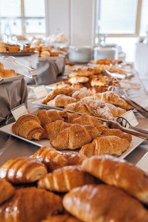Free daily buffet breakfast - Rouge Lifestyle Living Maison (Cervia)