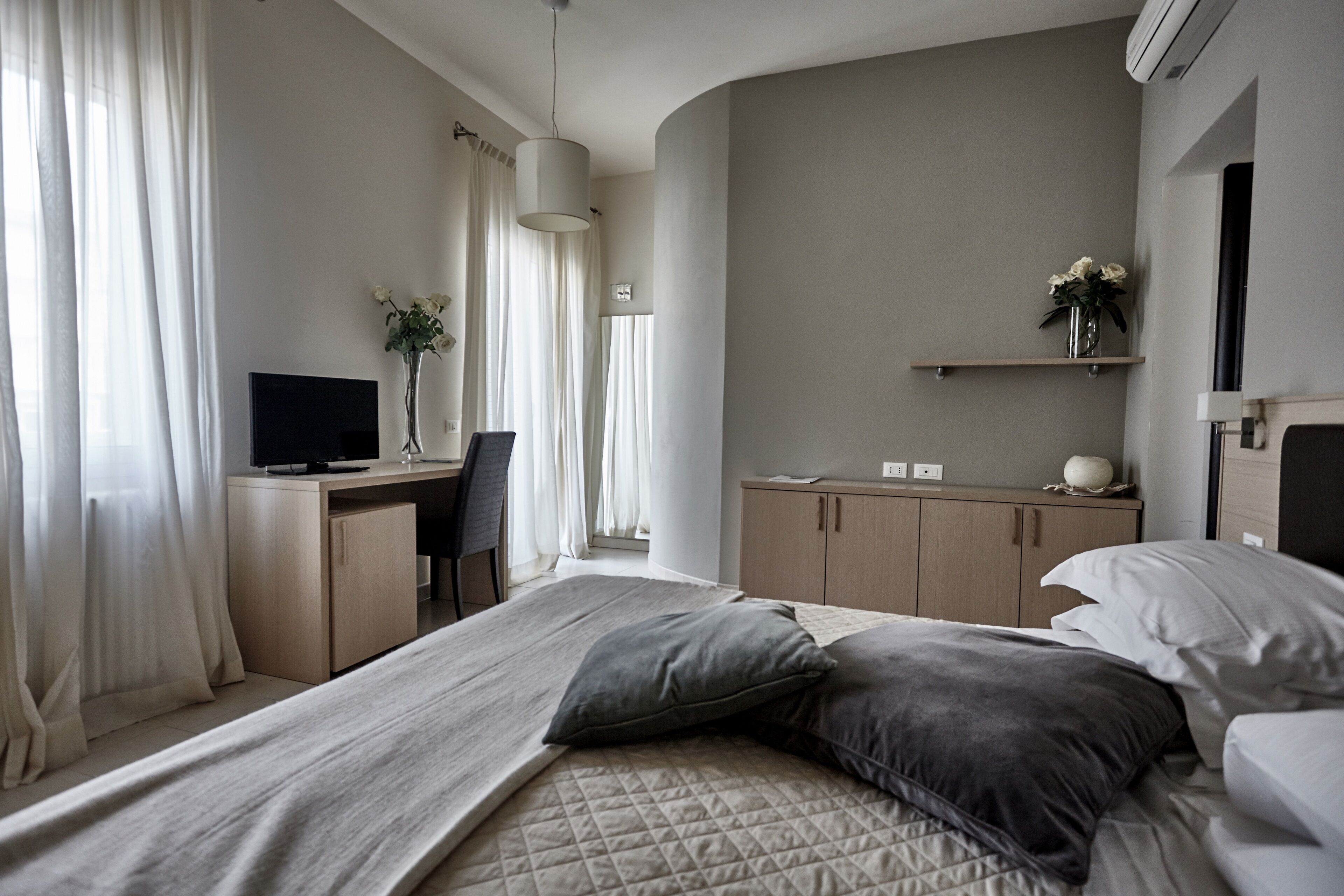 Camera Deluxe con letto matrimoniale o 2 letti singoli, balcone | Una cassaforte in camera, una scrivania, Wi-Fi gratuito, lenzuola