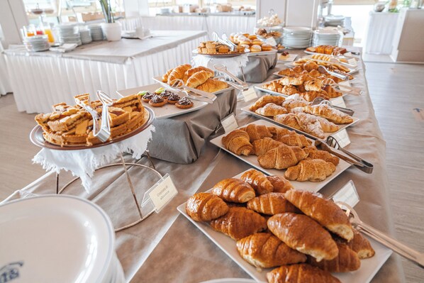 A buffet with various pastries and desserts. - Rouge Maison (Milano Marittima)
