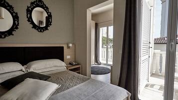 Camera King Superior con Balcone | Sala de estar | TV de tela plana