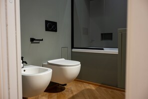 Whirlpool, Haartrockner, Bidet, Handtücher