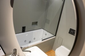 حوض استحمام بنظام ضخ المياه، مجففات شعر، مراحيض شطف، مناشف