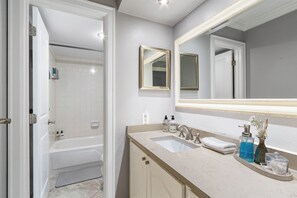 Douche, sèche-cheveux, serviettes fournies