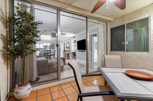 Remodeled 2BR condo & Amenities + Walk to Old Town!