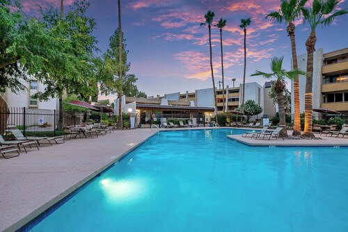 Maya Condo 2BR with Community Pool and Hot Tub walk to Old Town Scottsdale