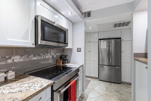 Réfrigérateur, four à micro-ondes, un four, surface de cuisson