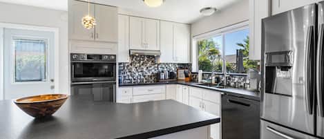 Een koelkast, een microgolfoven, een oven, een kookplaat