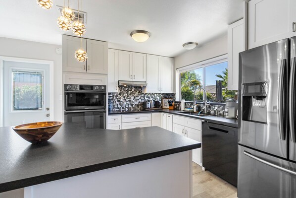 Refrigerador, microondas, horno y parrilla de estufa