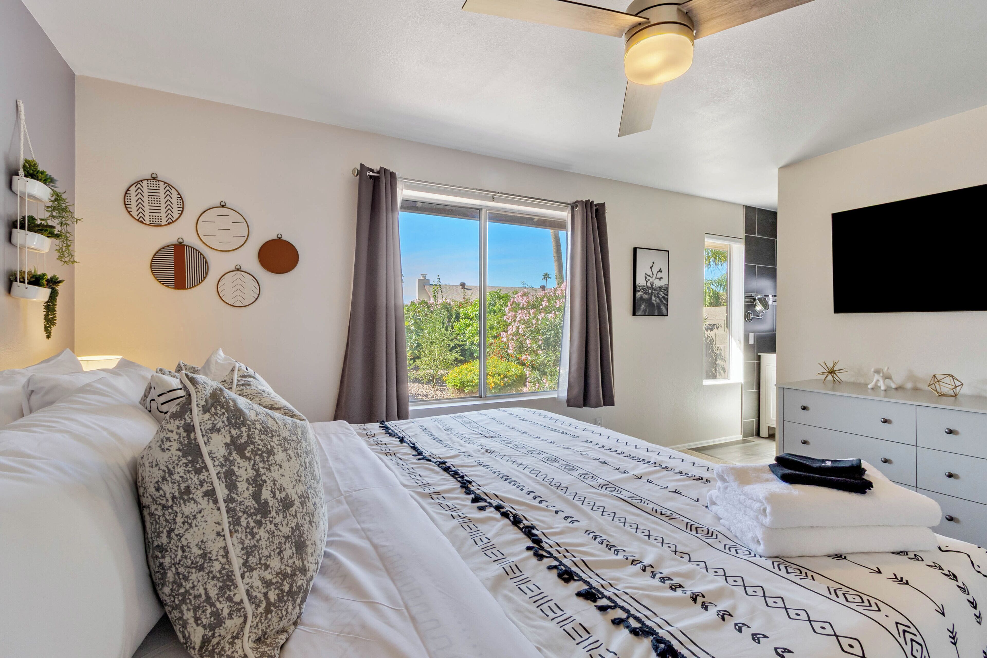 Planxa i posts de planxar, wifi gratuïta i roba de llit 