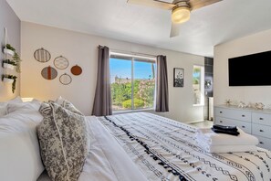 Tabla de planchar con plancha, wifi gratis y ropa de cama