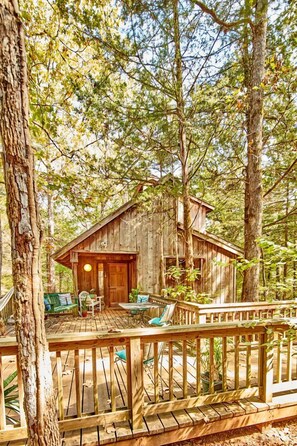 Terrace/patio - Gorgeous Multi-Unit Cabin Rental for Larger Groups Nestled in the Trees for an Unforgettable Getaway in Nature in Ben Wheeler, Texas (Ben Wheeler)