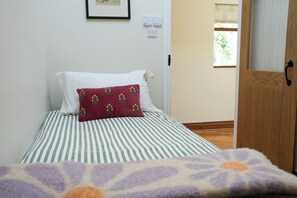 2 bedrooms, travel crib, free WiFi, bed sheets - Countryside Lodge on 25-Acre Estate • Pet Friendly • Fire Pit • Ponds • Gardens (Patrixbourne, Canterbury)