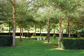 Property grounds - Countryside Lodge on 25-Acre Estate • Pet Friendly • Fire Pit • Ponds • Gardens (Patrixbourne, Canterbury)