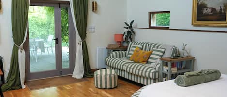 2 bedrooms, travel crib, free WiFi, bed sheets