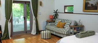 Countryside Lodge on 25-Acre Estate • Pet Friendly • Fire Pit • Ponds • Gardens