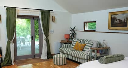 Countryside Lodge on 25-Acre Estate • Pet Friendly • Fire Pit • Ponds • Gardens