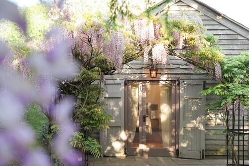 Countryside Lodge on 25-Acre Estate • Pet Friendly • Fire Pit • Ponds • Gardens