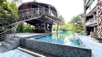 Huoneisto, 3 makuuhuonetta, esteetön, parveke | Uima-allas | Ulkouima-allas