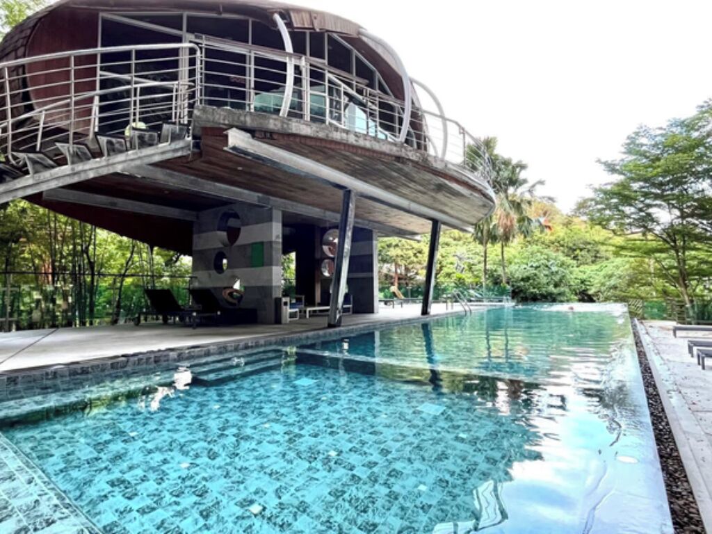 Una piscina al aire libre