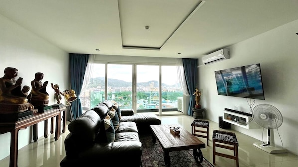 Apartment, 3 Bedrooms, Accessible, Balcony | Living room