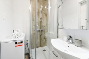 Appartement Confort, patio | Salle de bain | Douche, séchoir à cheveux, serviettes fournies, savon