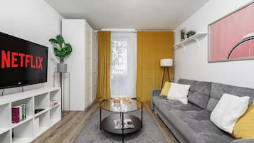 Comfort appartement, patio | Een bureau, een laptopwerkplek, verduisterende gordijnen