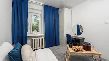 Comfort-lejlighed - terrasse | Skrivebord, arbejdsområde til bærbare computere, mørklægningsgardiner