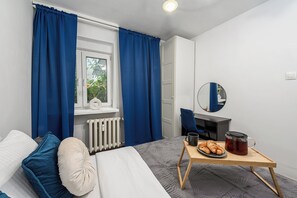 Comfort appartement, patio | Een bureau, een laptopwerkplek, verduisterende gordijnen
