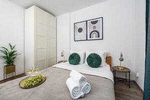 Desk, laptop workspace, blackout drapes, soundproofing - Lumina 3 room apartment in Warsaw (Warsaw)