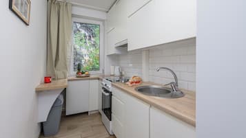Comfort appartement, patio | Privékeuken | Een koelkast, een oven, een waterkoker, een bakplaat