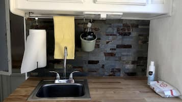 Baignoire à jets, serviettes fournies, savon, shampoing