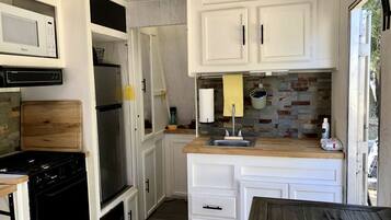 Coffee/tea maker, fridge, oven, stovetop
