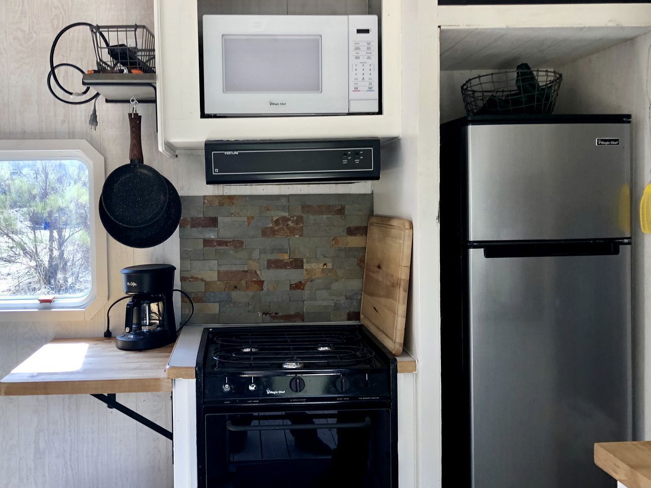 Cafetera o tetera, frigorífico, horno y placa de cocina