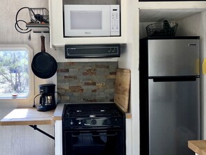 Refrigerador, horno, placa de cocina, cafetera/tetera