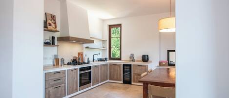 Kylskåp, ugn, spishäll och diskmaskin