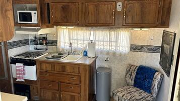 Coffee/tea maker, oven, stovetop, cookware/dishes/utensils